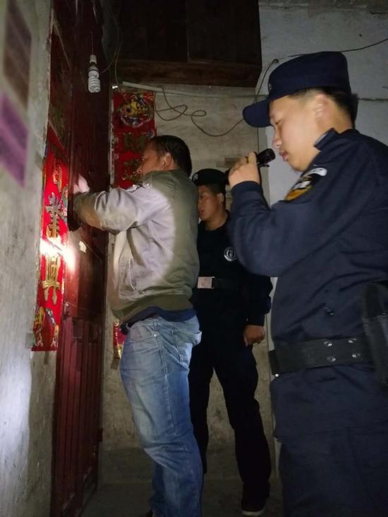 赤水粗心妈妈误将幼女锁家中 