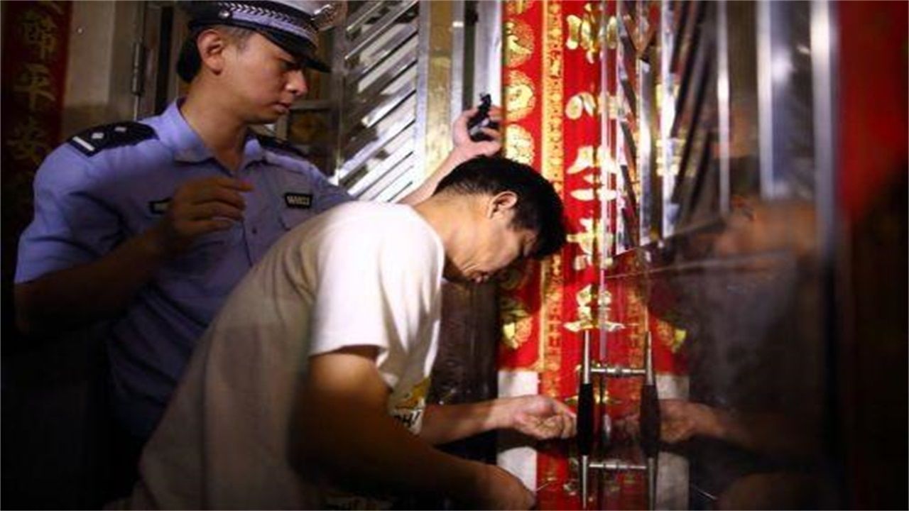 赤水请开锁师傅开了锁后，师傅